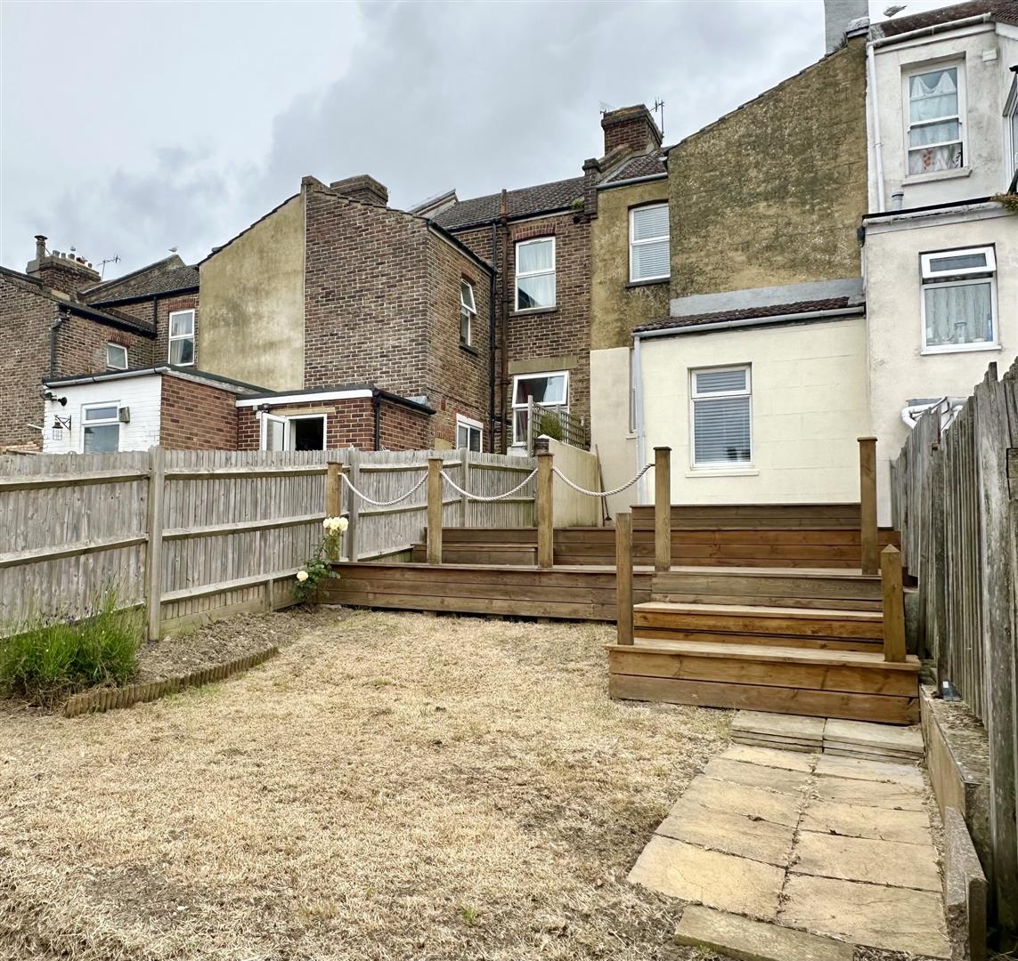2 bed property in North Terrace, Hastings